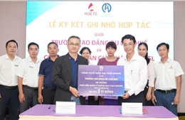 Trao tặng phần mềm quản lý khách sạn cho Trường Cao đẳng du lịch Huế