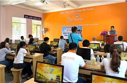 Doanh nhân TP Hồ Chí Minh tặng quà cho học sinh nghèo Đồng Tháp và An Giang