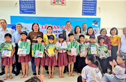 Trao Thư viện xanh và tặng quà cho học sinh Trường Tiểu học Nguyễn Bá Ngọc