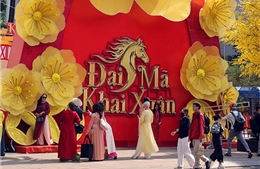 Xúng xính áo dài tham gia Lễ hội Tết Việt Bính Ngọ 2026