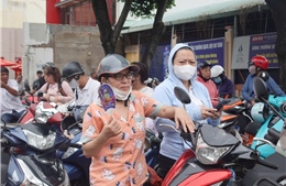 TP Hồ Chí Minh: Phụ huynh hồi hộp đợi con trước cổng trường thi