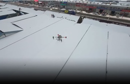 Bão tuyết làm tê liệt sản xuất, Trung Quốc dùng drone “cứu” nông trại và nhà máy