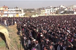 Hàng nghìn người đưa tiễn nạn nhân vụ đánh bom liều chết ở Pakistan