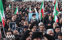 Người dân Iran tập trung tưởng niệm Lãnh tụ Tối cao