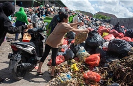 Núi rác trở thành 'bom hẹn giờ' tại Indonesia