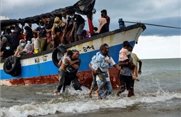 Hơn 500 người trên hai thuyền chở người tị nạn mất liên lạc ngoài khơi Myanmar