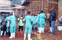 Nhân viên tuyến đầu chống dịch Ebola bị nợ lương