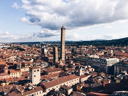 Tháp Garisenda ở Italy đóng cửa vì lo ngại sụt lún