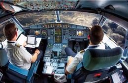 Phi công tiết lộ hoạt động trong buồng lái trên các chuyến bay đường dài