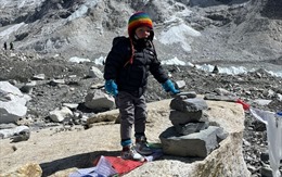 Cậu bé 2 tuổi và chuyến đi tới Everest