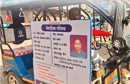 Người đàn ông Ấn Độ quảng cáo bản thân trên xe kéo để tìm vợ