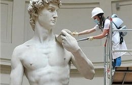 Cận cảnh quy trình làm sạch tượng David của nhà điêu khắc Michelangelo