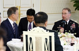 Tổng thống Hàn Quốc gặp các chỉ huy quân sự chủ chốt