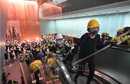 Người biểu tình Hong Kong (Trung Quốc) tràn vào trụ sở cơ quan lập pháp
