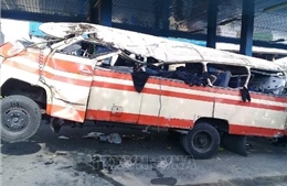 Xe buýt mất phanh lao ra khỏi cao tốc, ít nhất 20 người thiệt mạng