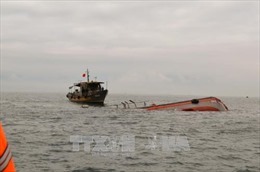 Sự cố chìm tàu tại Bình Thuận: Đã hút được khoảng 5.000 lít dầu ra khỏi tàu cá