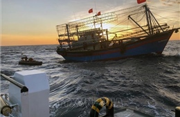 Gỡ lưới quấn quanh tàu cá bị chìm tìm 9 thuyền viên mất tích