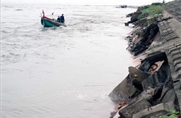 Hàng trăm mét kè biển ở Hà Tĩnh bị sạt lở do mưa lũ, triều cường 