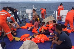 Lật phà chở 60 người trên biển ở Philippines