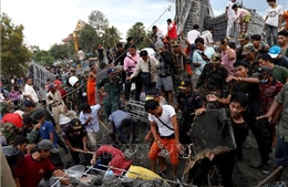 Sập chùa đang thi công ở Campuchia, nhiều người bị vùi lấp