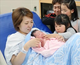 Nhật Bản khuyến khích nam giới nghỉ phép 1 tháng chăm con sơ sinh