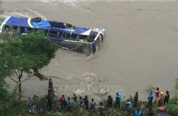 Xe jeep lao xuống sông, 14 người thiệt mạng