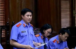   Đại diện Viện Kiểm sát đối đáp tại phiên tòa xét xử Nguyễn Hữu Tín và đồng phạm
