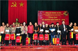 Đồng chí Trương Thị Mai tặng quà Tết người nghèo tại Hưng Yên