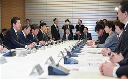 Thủ tướng Nhật Bản chỉ thị soạn thảo chính sách mới để ngăn COVID-19 lây lan