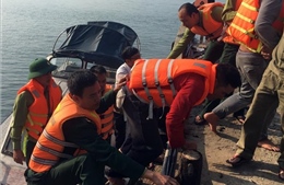 Cứu nạn thành công 11 người trên tàu cá ở cửa biển Thuận An
