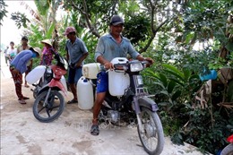 Người dân một số xã ở Bến Tre được nhận nước ngọt miễn phí