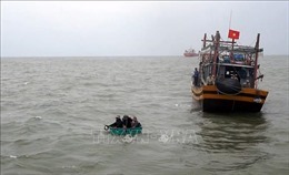 Cứu vớt an toàn 12 thuyền viên trôi dạt trên biển sau sự cố chìm tàu cá