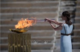 Hy Lạp trao đuốc Olympic cho Nhật Bản trong lặng lẽ