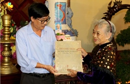Bảo tàng Hồ Chí Minh chi nhánh tỉnh Bình Thuận tiếp nhận bộ ảnh về Bác do người dân trao tặng