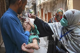 Pakistan nối lại chiến dịch uống vaccine phòng bại liệt 
