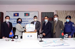 Ủy ban ASEAN tại Dhaka trao tặng vật tư y tế cho Bangladesh