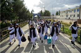 Afghanistan chấp thuận phóng thích 400 tù nhân Taliban để khởi động hòa đàm