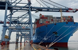 Siêu tàu chở container cập cảng Cái Mép