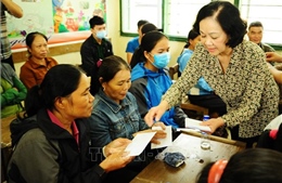Đồng chí Trương Thị Mai thăm hỏi, động viên người dân vùng lũ Quảng Trị