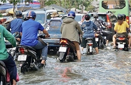 Nhiều tuyến đường tại TP Hồ Chí Minh ngập sâu vì triều cường đạt đỉnh