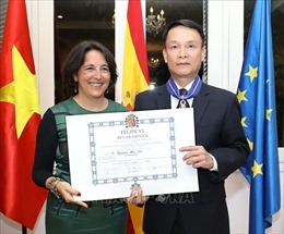 Tổng Giám đốc TTXVN Nguyễn Đức Lợi vinh dự nhận Huân chương Công trạng dân sự Encomienda của Nhà vua Tây Ban Nha