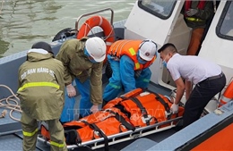Kịp thời đưa 4 thuyền viên người nước ngoài bị thương vào bờ điều trị