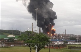 Nổ nhà máy lọc dầu tại Nam Phi