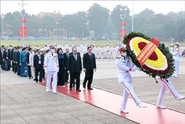 Đại biểu dự Đại hội Thi đua yêu nước vào Lăng viếng Chủ tịch Hồ Chí Minh