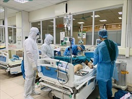 Các chuyên gia đầu ngành hội chẩn ca bệnh COVID-19 nặng tại Bệnh viện Phổi Đà Nẵng