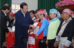 Thăm và tặng quà Tết cho hộ nghèo, người có công tỉnh Lào Cai
