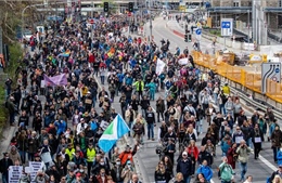 Hàng nghìn người biểu tình ở Stuttgart phản đối các biện pháp phong tỏa