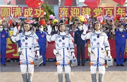 Trung Quốc đưa phi hành đoàn đầu tiên lên trạm không gian mới