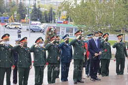 Đoàn đại biểu cấp cao QĐND Việt Nam đặt hoa tại Tượng đài Bác ở Moskva