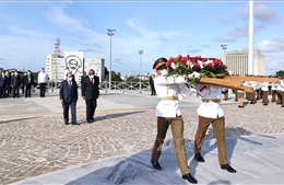 Chủ tịch nước Nguyễn Xuân Phúc đặt vòng hoa tại Đài tưởng niệm Anh hùng dân tộc Jose Marti